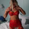 Blonde Foxy, mit einem Traumbusen von 80 C. Bild