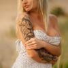 Blonde Foxy, mit einem Traumbusen von 80 C. Bild