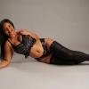 Junge Latina Rosi, probiere das Feuer. Bild