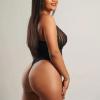 Junge Latina Rosi, probiere das Feuer. Bild